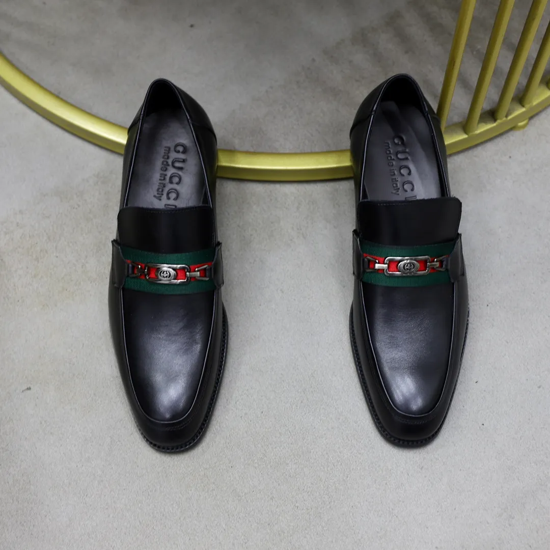 Men's shoes: 250🙅‍♂️🙅‍♂️🙅‍♂️Niuli Brand: GUCCI Size: 38-44 (45 can be customized) Level: Counter classic Material: Original soft cowhide upper Comfortable cowhide lining Original lightweight outsole Style category: Business casual footwear Driving leather shoes Color: Actual picture color